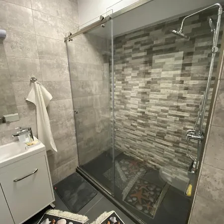 Garsoniera Adi Apartment